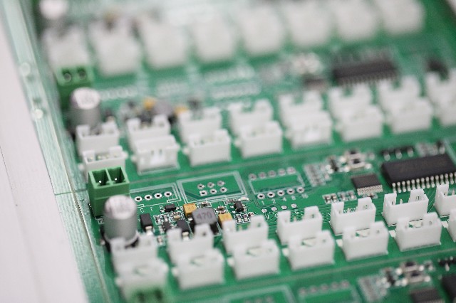 如何優(yōu)化PCBA打樣和量產(chǎn)價(jià)格？PCBA打樣價(jià)格與量產(chǎn)價(jià)格差異解析